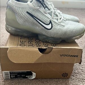 Nike VaporMax 2021 Flyknit in White and Black